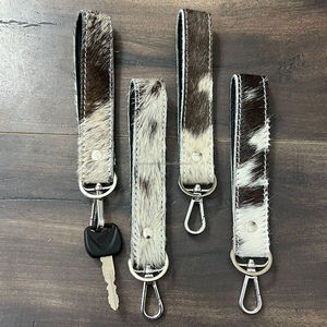 Nouveauté Porte-clés en cuir de vache véritable fait à la main avec clip métallique Durable Porte-clés en cuir de vache à poils Porte-clés personnalisé pour unisexe - Product Image 3