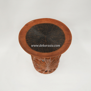 Table d'appoint en teck artisanal avec sculpture unique pour salon, chambre et décoration intérieure - Product Image 2