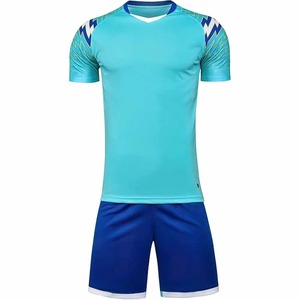 Uniforme de fútbol atlético diseñado para jugadores que necesitan comodidad, ajuste elástico y control del sudor para sesiones de entrenamiento y partidos. - Product Image 1