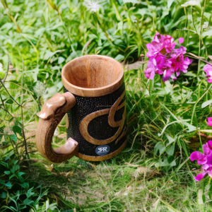 Jarra de cerveza de madera exclusiva jarra nórdica hecha a mano con talla única Ideal para amantes de la cerveza y coleccionistas - Product Image 4