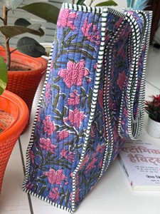 Bolso Tote Grande Acolchado de Algodón Hecho a Mano con Estampado Floral para Mujer, Accesorio de Moda de Verano con Hermoso Estampado de Flores, Regalo de Verano para Ella - Product Image 3
