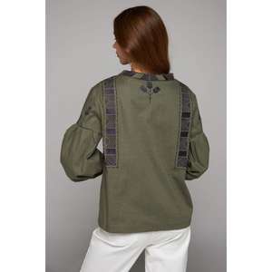 Blusa Étnica de Lino Bordada en Verde Oliva para Mujer, con Cuello de Borlas y Lazos - Product Image 4