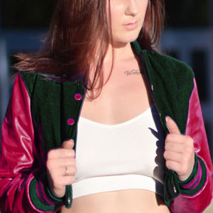 Chaqueta Corta Estilo Universitaria para Mujer, Color Negro y Granate, Estilo Bomber, Mangas de Cuero Sintético, Ropa Exterior Informal, Moda Urbana para Mujer - Product Image 2