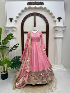 Robe Anarkali rose pour femme, style indien/pakistanaise, imprimé gaufré, manches longues, avec dupatta, pour mariage, en organza tabby à séchage rapide - Product Image 1