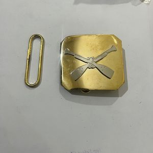 Se ve como un broche de latón dorado de estilo vintage, diseñado con una estética Art Deco. - Product Image 4