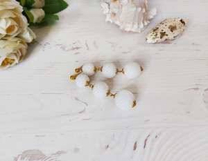 Boucles d'oreilles clous en perles de rocaille or blanc, avec grappe de perles boules blanches et longues boules perlées, pour mariage, en argent sterling plaqué or - Product Image 2