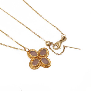 Collier pendentif floral bohème fait main en calcédoine rose plaqué or 18 carats avec chaîne ajustable personnalisable - El Joyero - Product Image 2