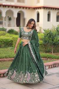 Conjunto de Lehenga-Choli y Dupatta de seda Vichitra con lentejuelas y bordados, ideal para festivales, de aspecto elegante - Exportador de moda femenina - Product Image 4