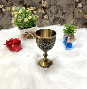 Calice artisanal doré avec emblème cœur audacieux, surface gravée florale et détails contrastants noirs – Coupe élégante sur pied décorative - Product Image 4