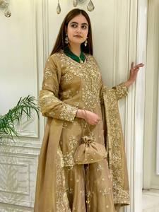 Ensemble Sharara de Luxe en Soie Dorée Champagne, Kurti Court Brodé de Zari Lourd, Garara Large, Dupatta et Sac Potli – Tenue de Mariage Indienne - Product Image 2