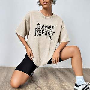 T-shirt graphique surdimensionné pour femme, style gothique vintage streetwear, délavé à l'acide, avec le slogan « Soutenez votre bibliothèque locale », très demandé - Product Image 2