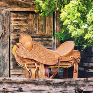TI101OA052 Silla de montar western de cuero inglés personalizada con marca, asiento suave, armazón de fibra de vidrio y herrajes de acero inoxidable - Product Image 1