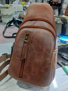 Sac messager vintage en cuir véritable pour homme avec logo personnalisé et chaînes décoratives - Product Image 3