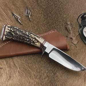 Cuchillo de camping Short Sign Industry con hoja de acero de Damasco de punta clipada y filo recto, mango de madera para uso en exteriores - Product Image 4