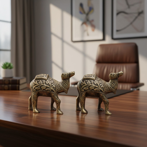 Juego de 2 Figuras de Camello de Latón Antiguo y Aluminio, Diseño Art Deco, Símbolo de Resistencia y Prosperidad, Estatuas Metálicas para Diwali y Cumpleaños - Product Image 1