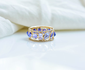 แหวนแทนซาไนต์ธรรมชาติรูปทรงผสมผสานในทองคำแท้ 14K สีเหลือง – แหวนพลอยทรงกรงหลายเหลี่ยมประดับเพชร - Product Image 1