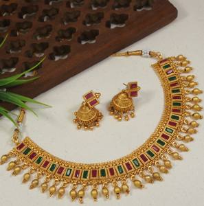 Conjunto de collar y pendientes Jhumka de aleación de oro y cobre de primera calidad, acabado mate, hecho a mano, con piedra étnica Kemp, elegante, estilo nupcial del sur de la India. - Product Image 1