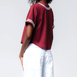 Camiseta de béisbol corta de malla sublimada para mujer al por mayor, con botones frontales y rayas en contraste, top de equipo, ropa deportiva OEM a granel con etiqueta privada - Product Image 6