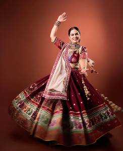 Lehenga Choli Tradicional Indio para Mujer, de Seda Color Granate, Bordado, Largo hasta el Suelo, Corte Regular, para Bodas, Fiestas, Diwali, Ropa Étnica - Product Image 1