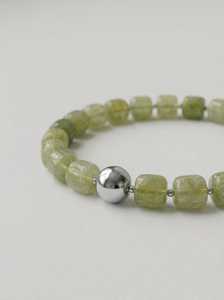 Collier artisanal de luxe en résine, bijoux fantaisie de créateur, avec perles colorées scintillantes et motif personnalisé - Product Image 2