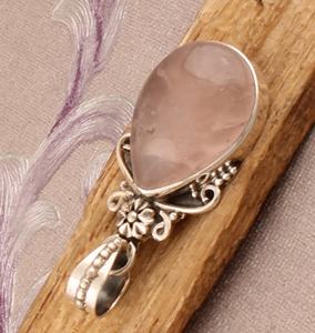 Pendentif ovale en quartz rose fait main en argent sterling, cadeau élégant pour femmes et filles - Product Image 1
