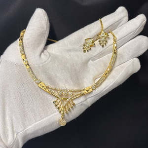 Ensemble de bijoux de mariée de créateur, ensemble de boucles d'oreilles et de collier tendance pour les mariages ou les occasions quotidiennes - Product Image 1