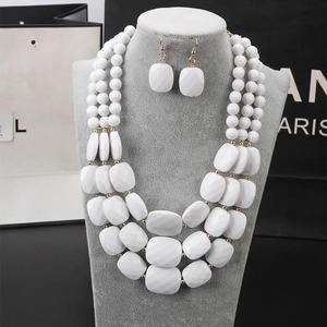 Collar de Resina Hecho a Mano para Mujer |   Exclusivo Collar con Colgante Floral, Regalo de Joyería - Product Image 5