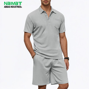 Ensemble polo deux pièces gris pour homme, chemise à manches courtes en tricot gaufré texturé et short assorti, tenue décontractée d'été - Product Image 1
