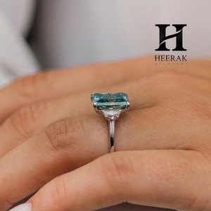Anillo de Compromiso de Lujo con Moissanita Azul Turquesa de Corte Radiante para Mujer - Plata de Ley 925 y Oro de 14K con Tres Piedras de Corte Esmeralda - Product Image 3
