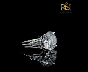 Bague de fiançailles de luxe pour homme en or massif avec diamant de laboratoire couleur DEF, pierres latérales taille baguette, trois pierres, OEM ODM, vente en gros - Product Image 5