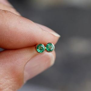 Boucles d'oreilles clous en émeraude naturelle de Zambie, 3 mm, serties clos, plaqué or 14 carats, minimalistes, bijoux délicats en pierres précieuses, pierre de naissance de mai - Product Image 2
