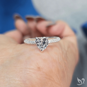 Anillo de Diamante Cultivado en Laboratorio con Corte Corazón de 1 Quilate, Banda Pavé de Tres Hileras, Diseño Romántico en Forma de Corazón para Novia, en Oro Blanco de 10K - Product Image 4
