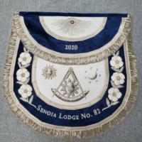 Tablier maçonnique brodé sur mesure en tissu bleu avec franges argentées et motif symbolique, style classique pour usage vestimentaire