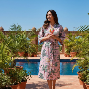ชุดกิโมโนผ้าฝ้ายพิมพ์ลายป่าสีชมพูแปลกตาสำหรับผู้หญิง คอวี แขนยาว ความยาวเต็มตัว มีเชือกผูกเอว ชุดนอนลายทรอปิคอล - Product Image 2