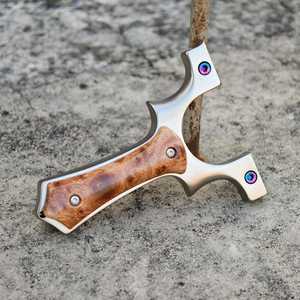 Slingshot en aluminium de qualité supérieure avec poignée en bois et bande élastique durable, portable pour les sports de plein air, la pratique de la cible et les loisirs - Product Image 3