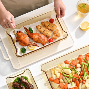 Plato de horno de pollo con hierbas y limón asado, con queso cremoso, ajo y mantequilla, trozos de pollo tiernos y capas de patatas crujientes - Product Image 5