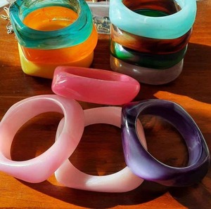 Bracelet en résine transparente, fait à la main, finition lisse, design classique, à porter au quotidien - Product Image 4