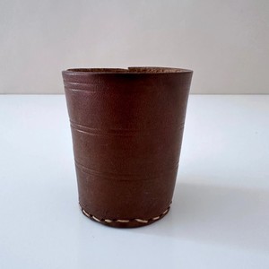 Gobelet à dés en cuir premium marron et noir avec logo personnalisé, ensemble de jeu professionnel silencieux avec doublure en feutre, différentes tailles - Product Image 2