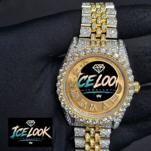 นาฬิกาข้อมือ Ice Look Jewelry รุ่น Unisex หรูหรา ตัวเรือนสแตนเลสสตีลสีทอง ขอบหน้าปัดประดับเพชร สายสีเงิน ระบบกลไก ขนาด 42 มม. คุณภาพสูง - Product Image 1