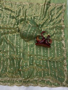 Blouse de sari en soie indienne élégante et tendance avec motif ethnique, idéale pour les fêtes et mariages, en tissu doux, dernière collection de vêtements féminins. - Product Image 2