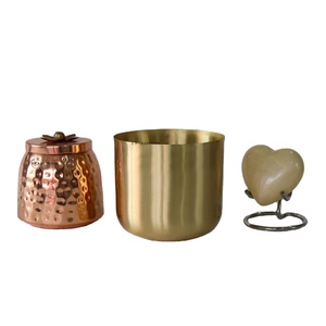 Pot de bougie en laiton doré personnalisé avec couvercle 2022 nouveaux Designs pots de bougie vides pour la fabrication de bougies récipients en étain de luxe - Product Image 1