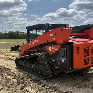 Chargeuse compacte Kubota avec attache de broyeur forestier hydraulique pour le défrichement, la coupe de broussailles, l'élimination d'arbres, l'agriculture - Product Image 1