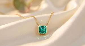 Collier Solitaire Minimaliste Délicat pour Femme avec Mini Diamant Carré Fantaisie Certifié et Émeraude de Laboratoire Taillée – Fabrication - Product Image 4