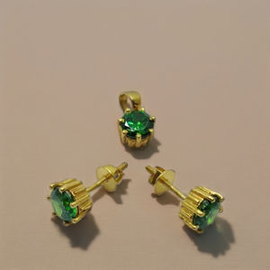 Pendentif en or jaune 22 carats avec pierre verte et boucles d'oreilles assorties, ensemble de bijoux classique à coupe ronde pour femmes et filles - Product Image 2