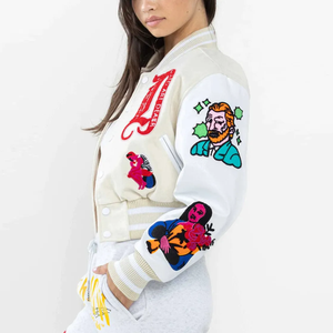Chaqueta Varsity Blanca para Mujer en Oferta, con Insignias de Chenille, Mangas de Cuero a Rayas, Cuello Alto Retro, Chaqueta de Béisbol - Product Image 3