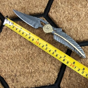 Couteau de chasse pliable artisanal en acier Damas avec étui en cuir |   Cadeau parfait pour lui |   Cadeau d'anniversaire - Product Image 3