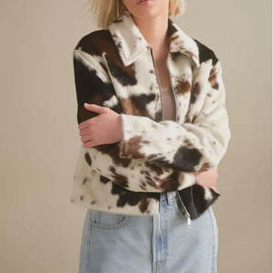 Chaqueta de Cuero Vacuno con Pelo, Material Suave Genuino, Acabado Natural, Prenda Exterior Elegante, Ideal para Uso Casual y Formal - Product Image 1