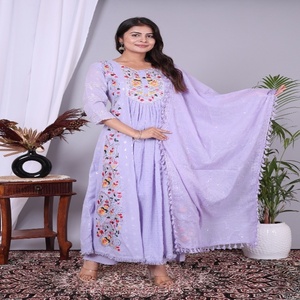 Elegante Conjunto de Kurta Anarkali de Algodón Lavanda con Bordado Intrincado y Dupatta para un Estilo Étnico con Gracia - Product Image 2