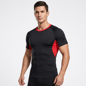 T-shirt de sport pour homme, noir et rouge, manches courtes, séchage rapide, coupe ajustée, col rond, design uni en tricot - Product Image 3