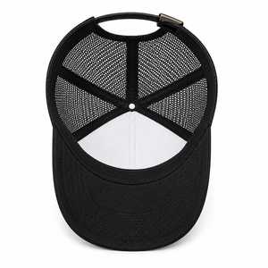Gorra Trucker Personalizada de 5 Paneles con Malla y Logotipo Bordado en 3D, Diseño Deportivo Unisex en Blanco y Negro Premium con Hebilla Metálica - Product Image 5